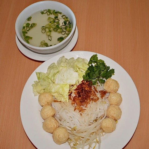 H9. Dried Rice Noodle, Fried Fish Ball w Soup on the Side H9. Dried Rice Noodle, Fried Fish Ball w Soup on the Side
